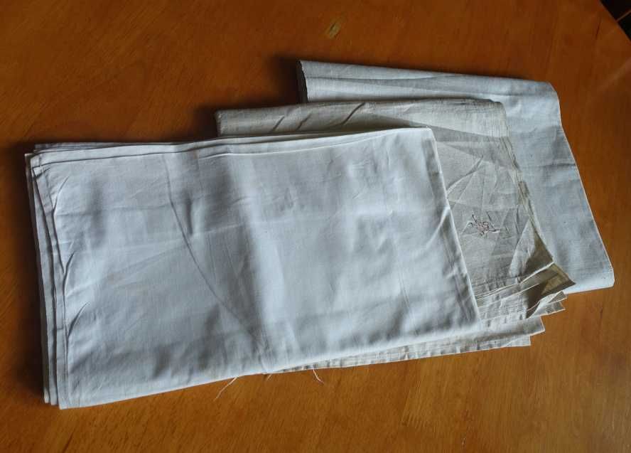 Ręczniki z przedwojennej bieliźniarki.