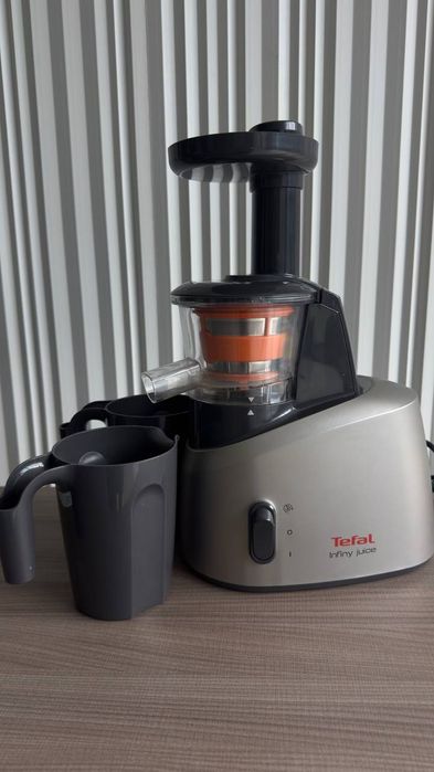 Соковижималка шнекова Tefal infiny juice zc255В38
Потужність 200W 
Ста