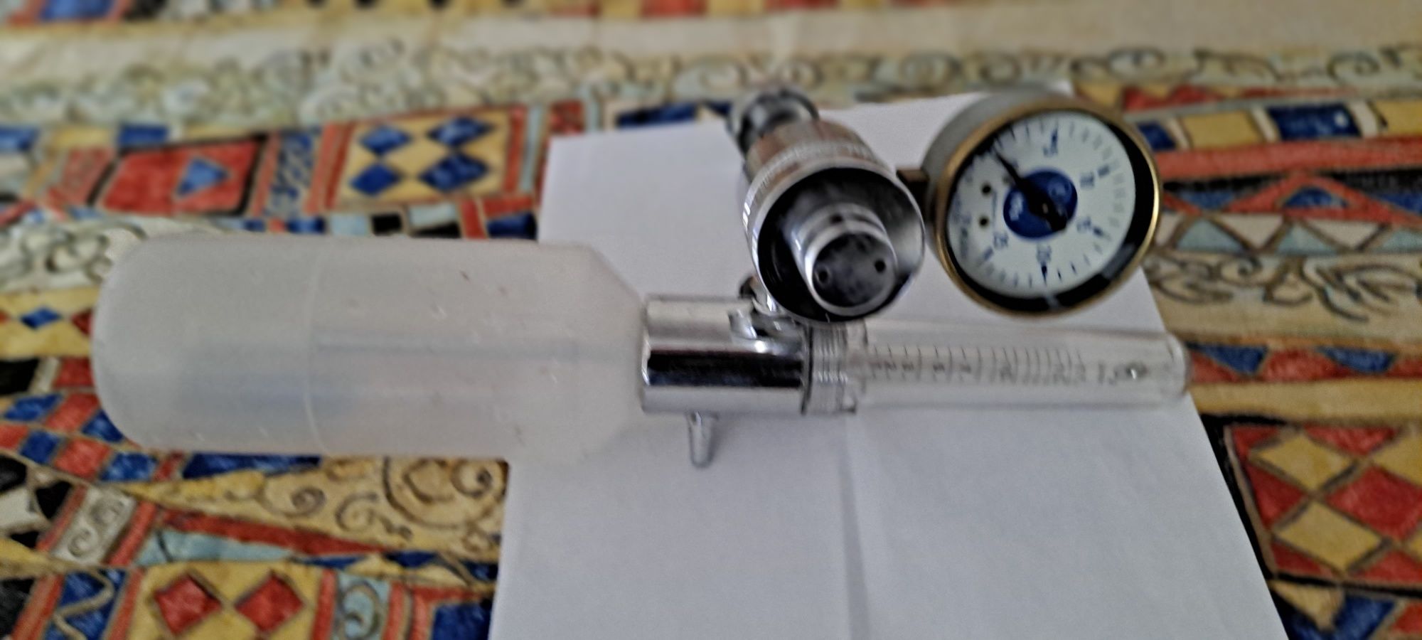 Zawór cisnieniowy do butli tlenowej z nawilzaczem i regulacją cisnieni