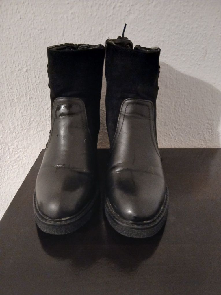 Calçado Botas em muito bom estado