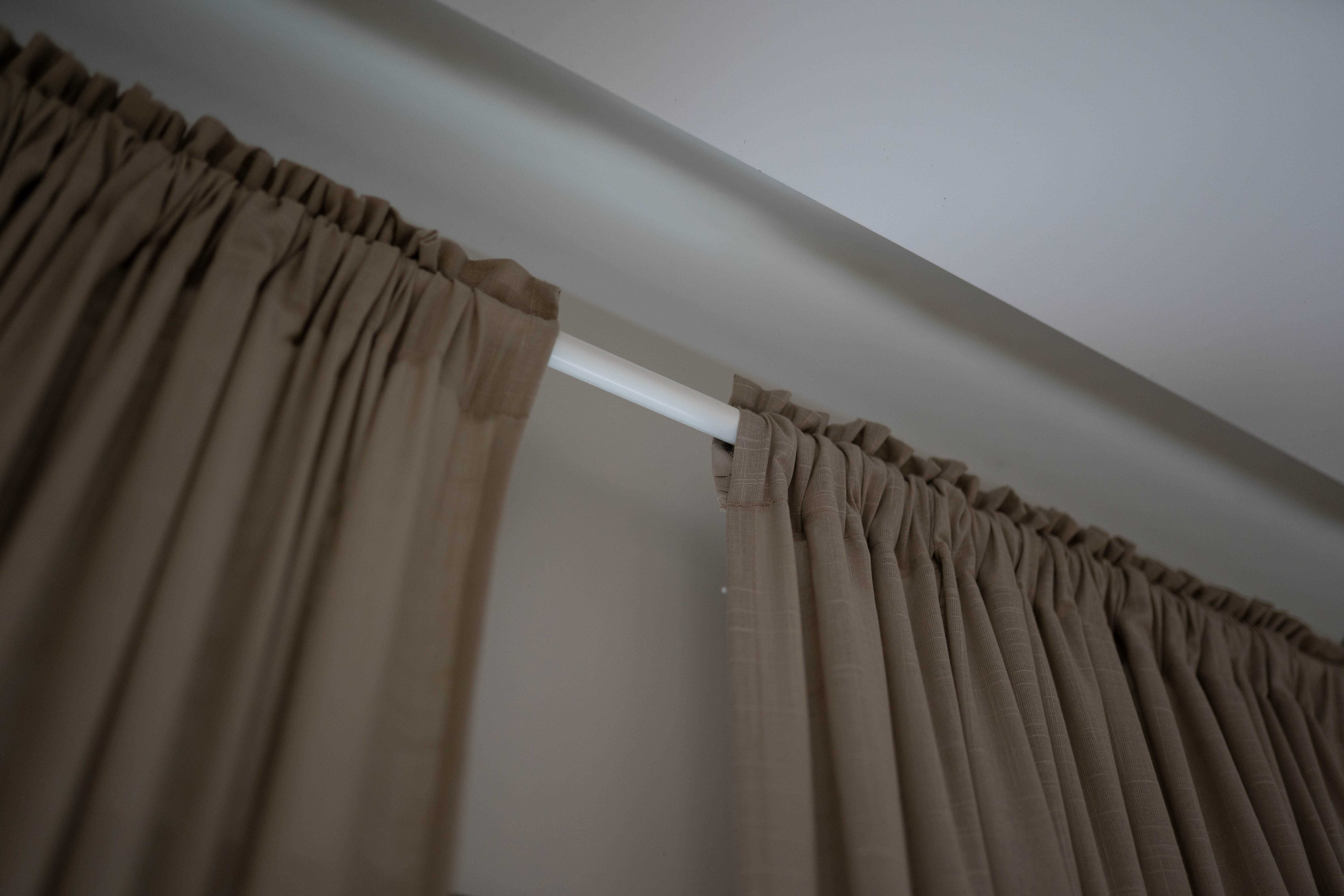 Kit 2 Cortinas + 2 varões + 4 suportes de parede