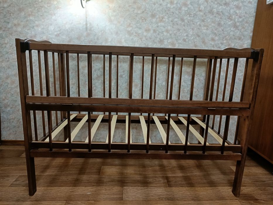 Дитяче ліжечко з маятником