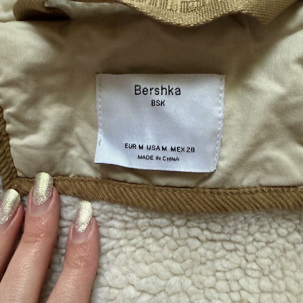 Стильна жіноча парка Bershka (розмір M) – бежева