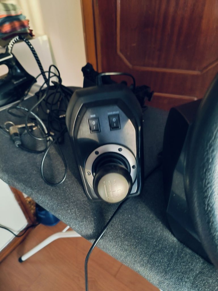 Volante com pedais mudanças