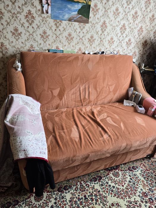 Диван коричневий