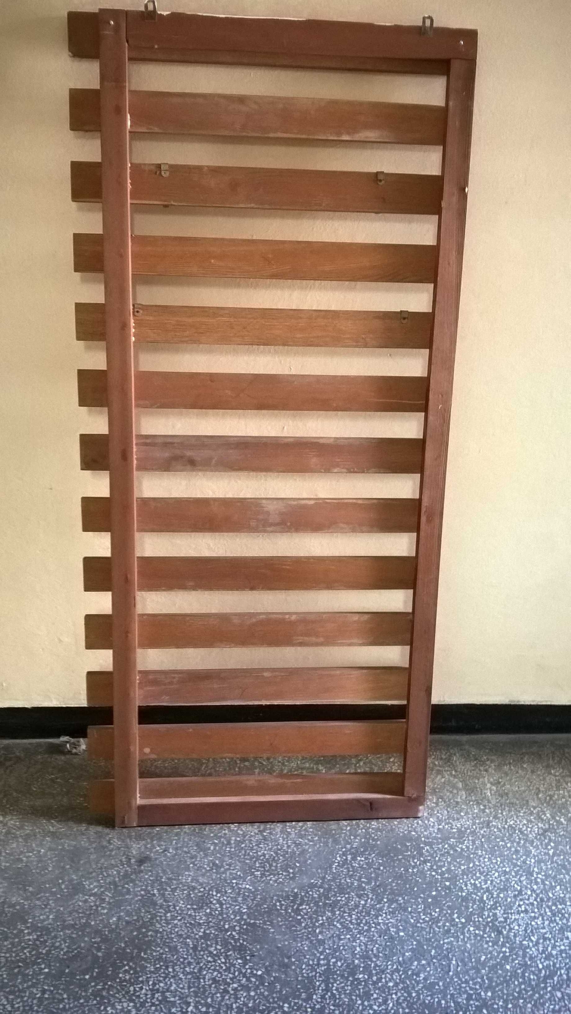 wieszak drewniany z czasów PRL wykonany z pełnego drewna
