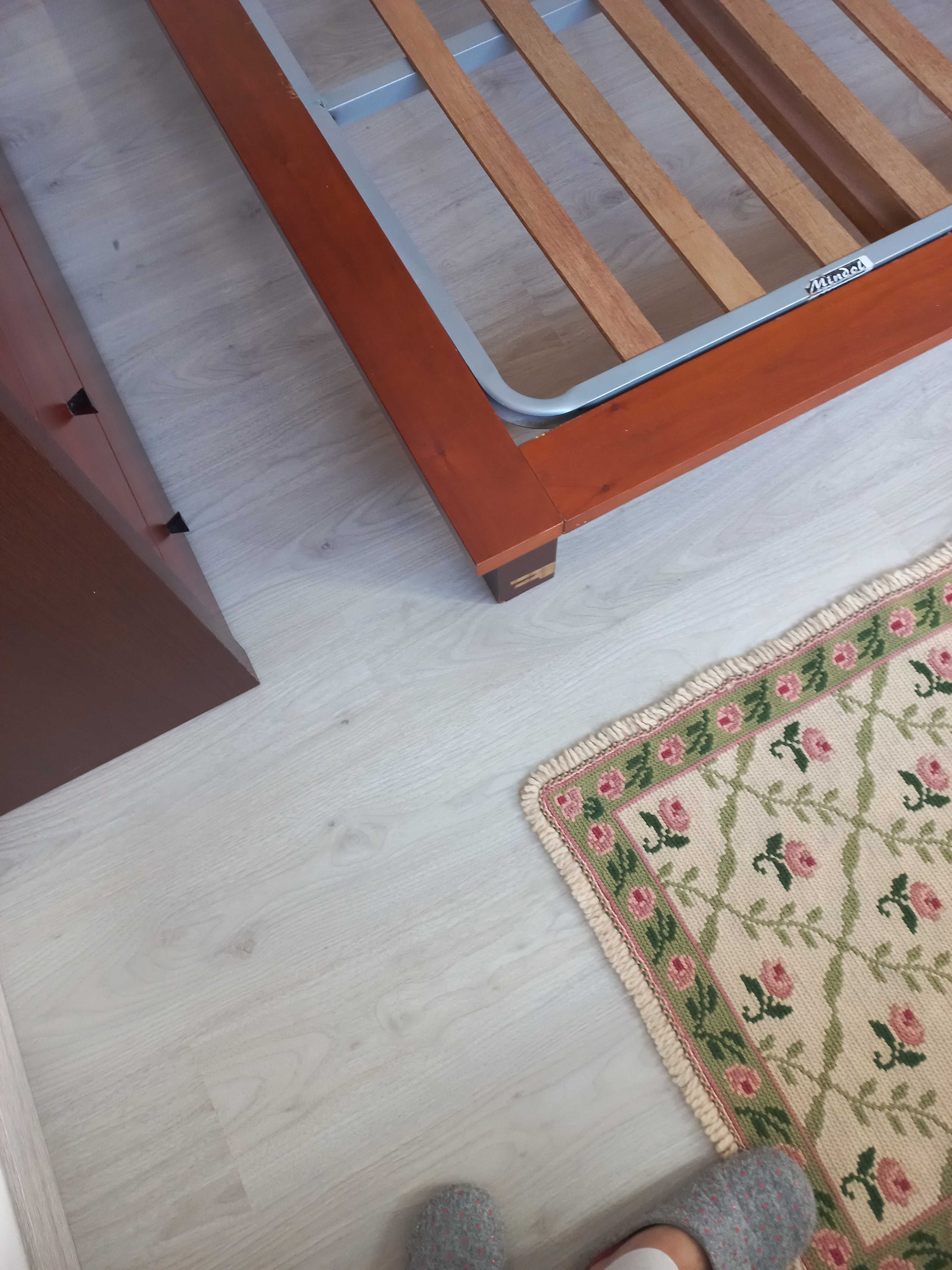 Cama de cerejeira com estrado