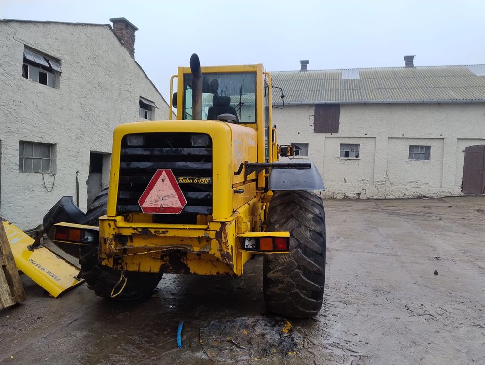 Ładowarka JCB z osprzętem (łyżka i paleciak)