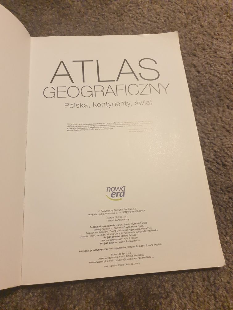 Atlas geograficzny w bardzo dobrym stanie