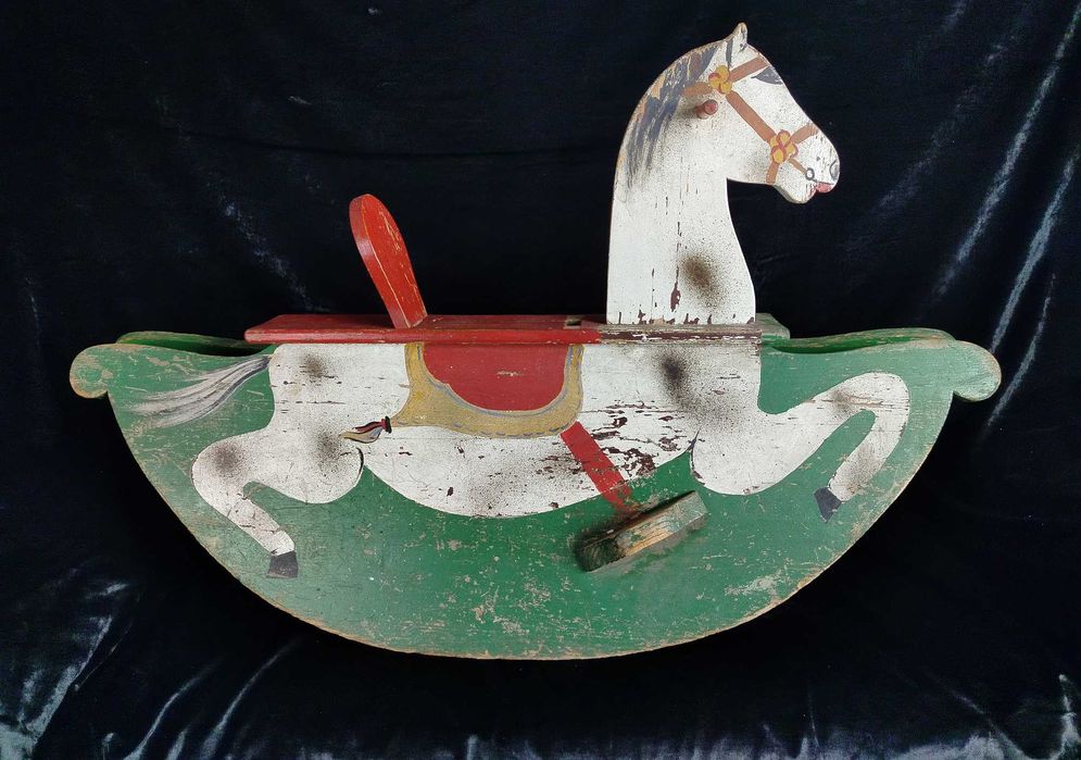 Stary uroczy drewniany konik na płozach SZ1005
