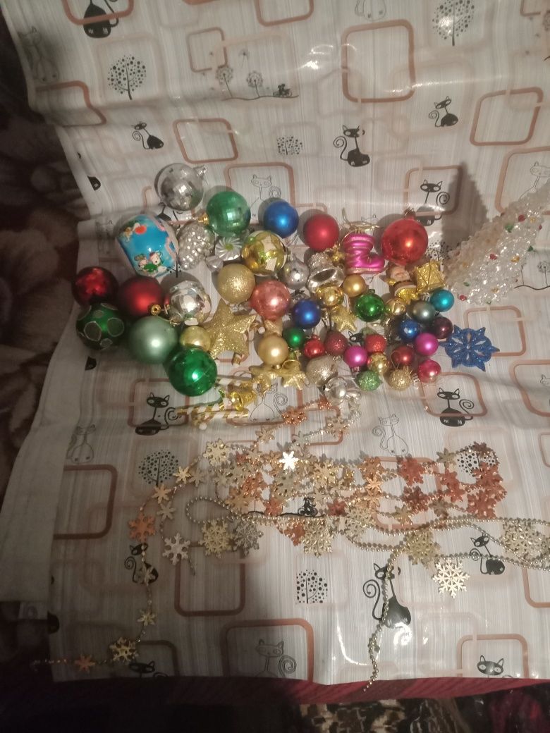 Ёлочные игрушки и гирлянды , одним лотом.