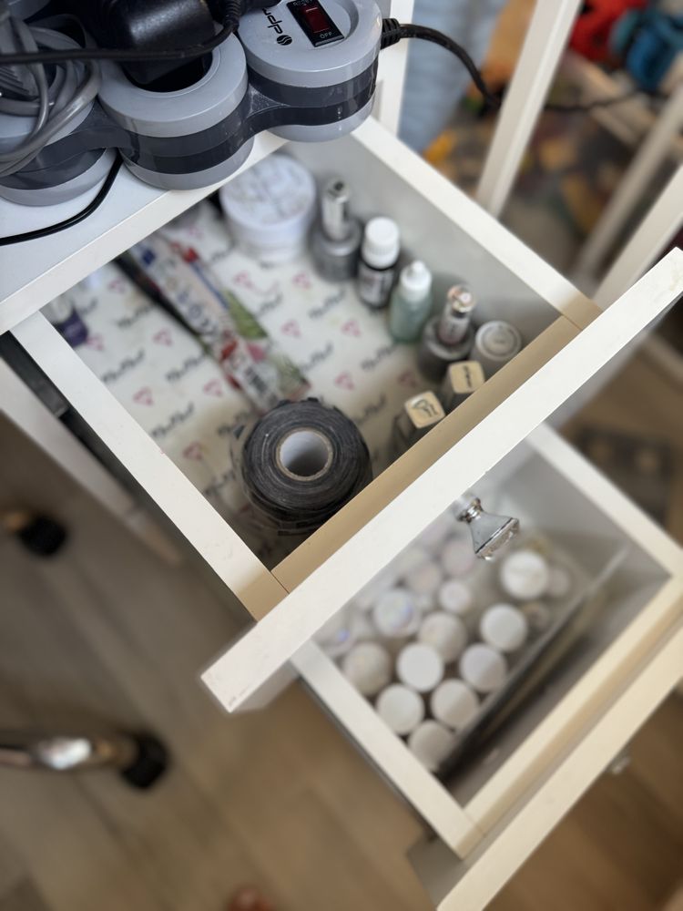 Zestaw stolik lampy fotel kosmetyczny manicure żele hybrydy paznokcie