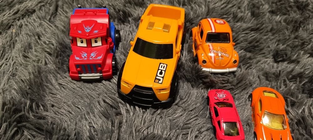 Zestaw autek w tym transformers