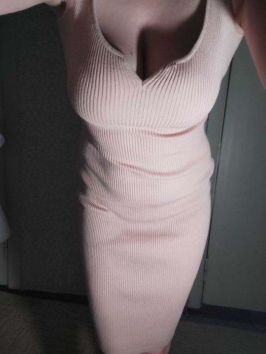 Плаття гарно сідає по талії