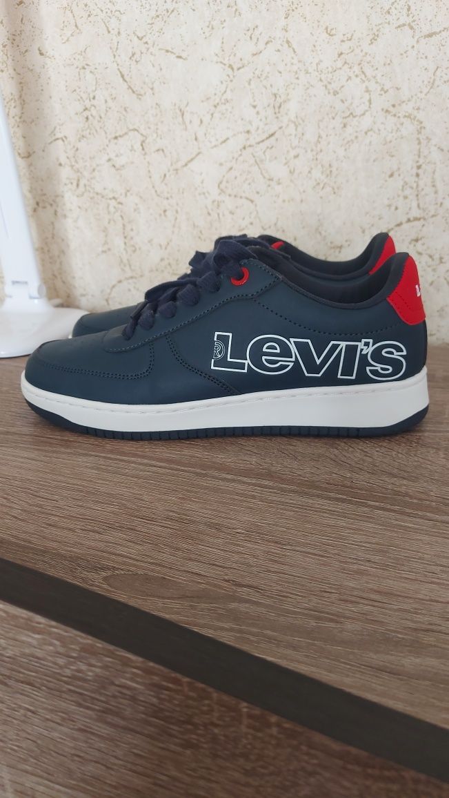 Кросівки Levi's 38 розміру