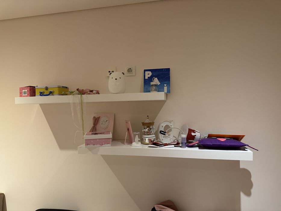 2 prateleiras brancas de parede