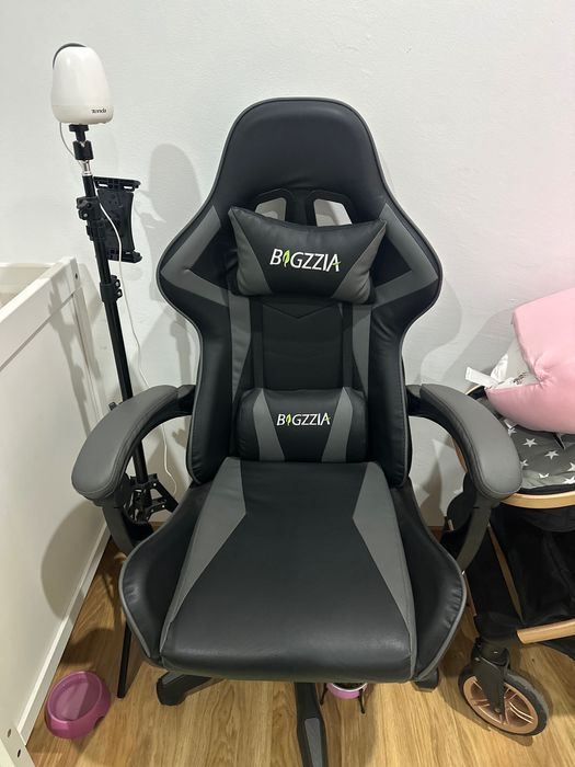 Cadeira gammer + mesa + outra cadeira