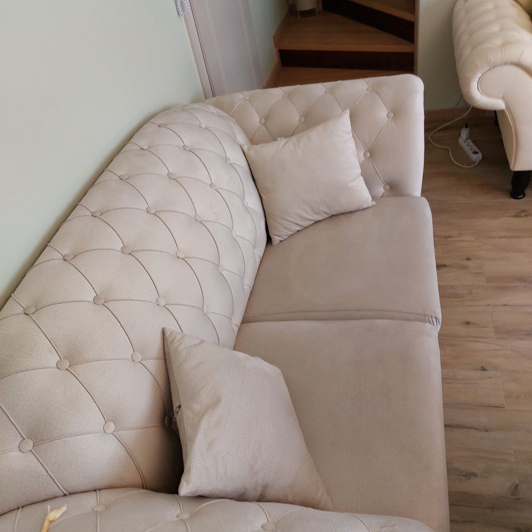 Sofa ecru Chesterfield do salonu