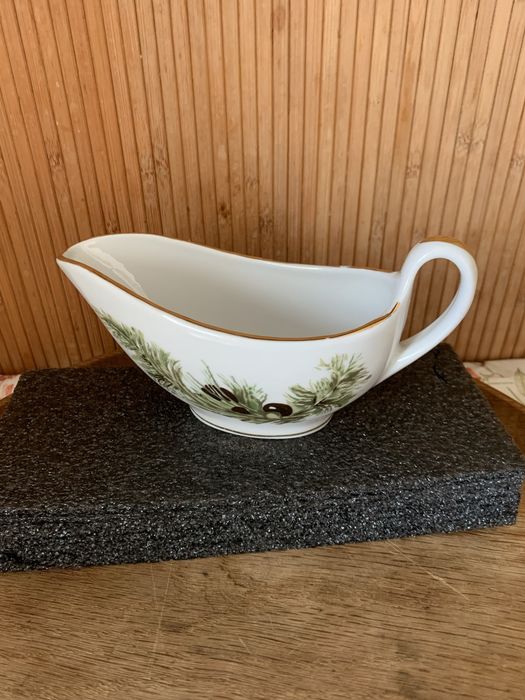 Керамічні вироби,рюмки,блюдо металеве.