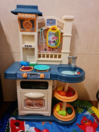детская кухня + набор посуды в подарок