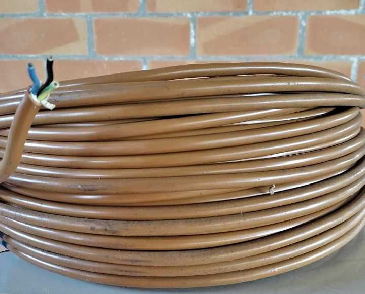Fio eletrônico de 3 fios cada rolo 100 metros tenho 10
