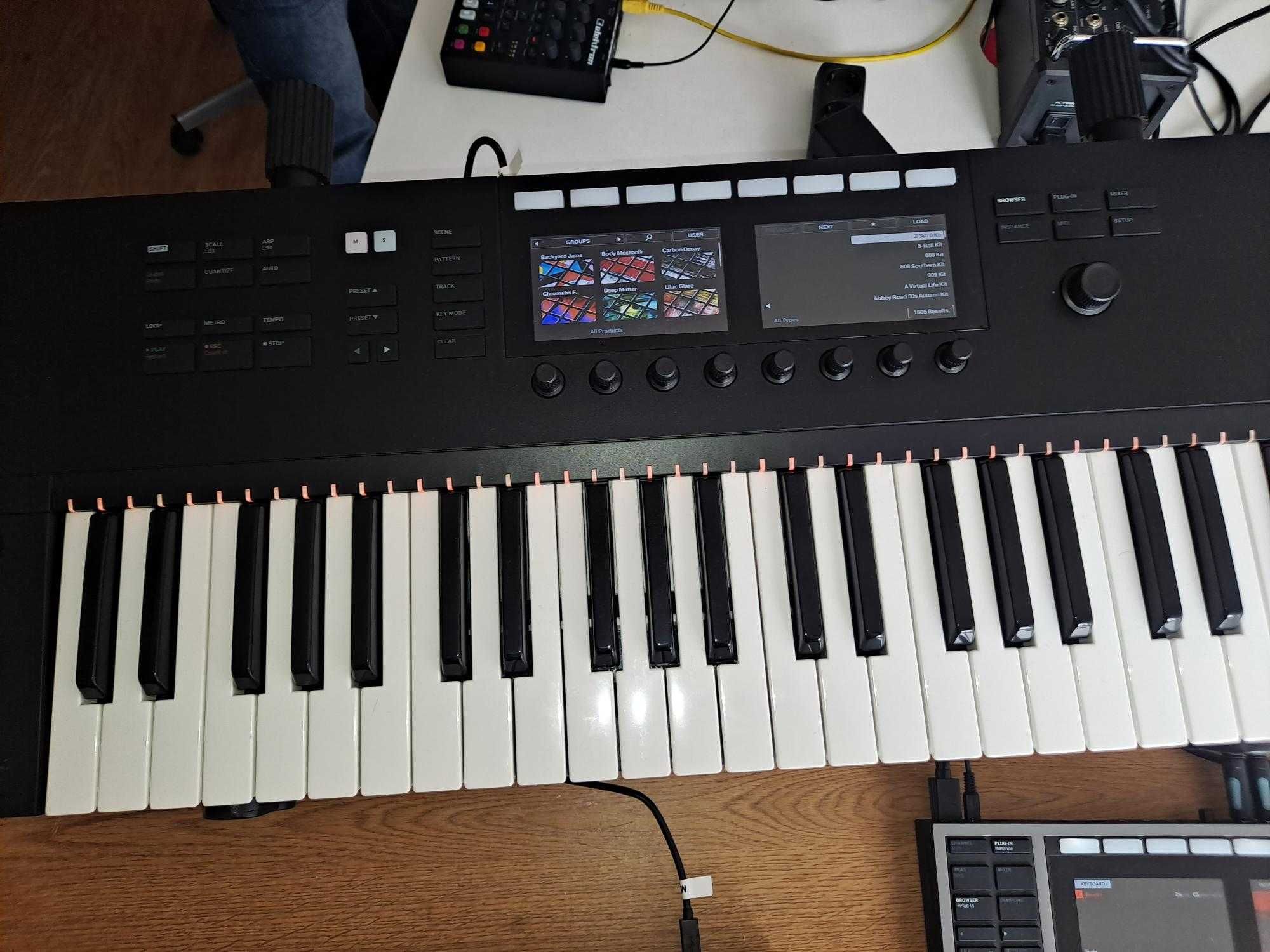 Teclado MIDI Komplete Kontrol  S49 Mk2 c/ garantia de +de 2 anos. NOVO