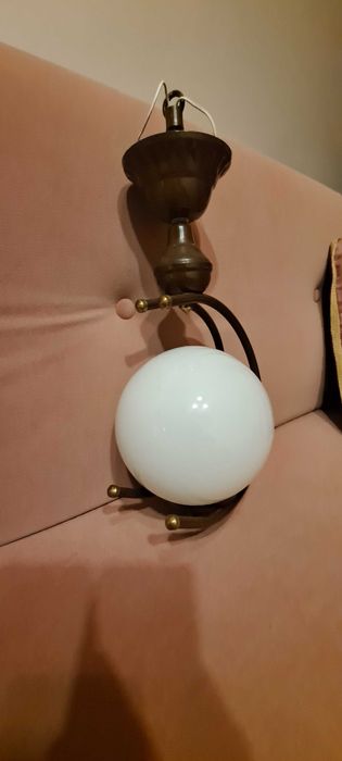 Żyrandol brązowy z kulą.