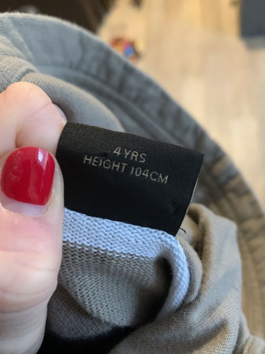 Sweter z kapturem dla chłopca brak sznurka