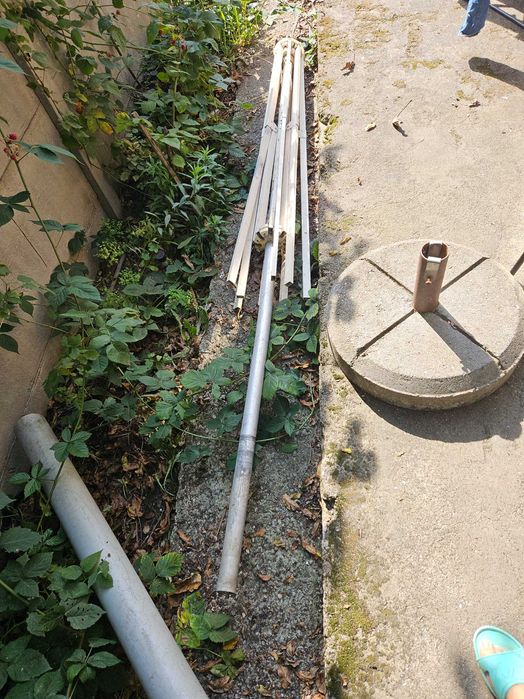 Stojak i stelaż do parasola ogrodowego