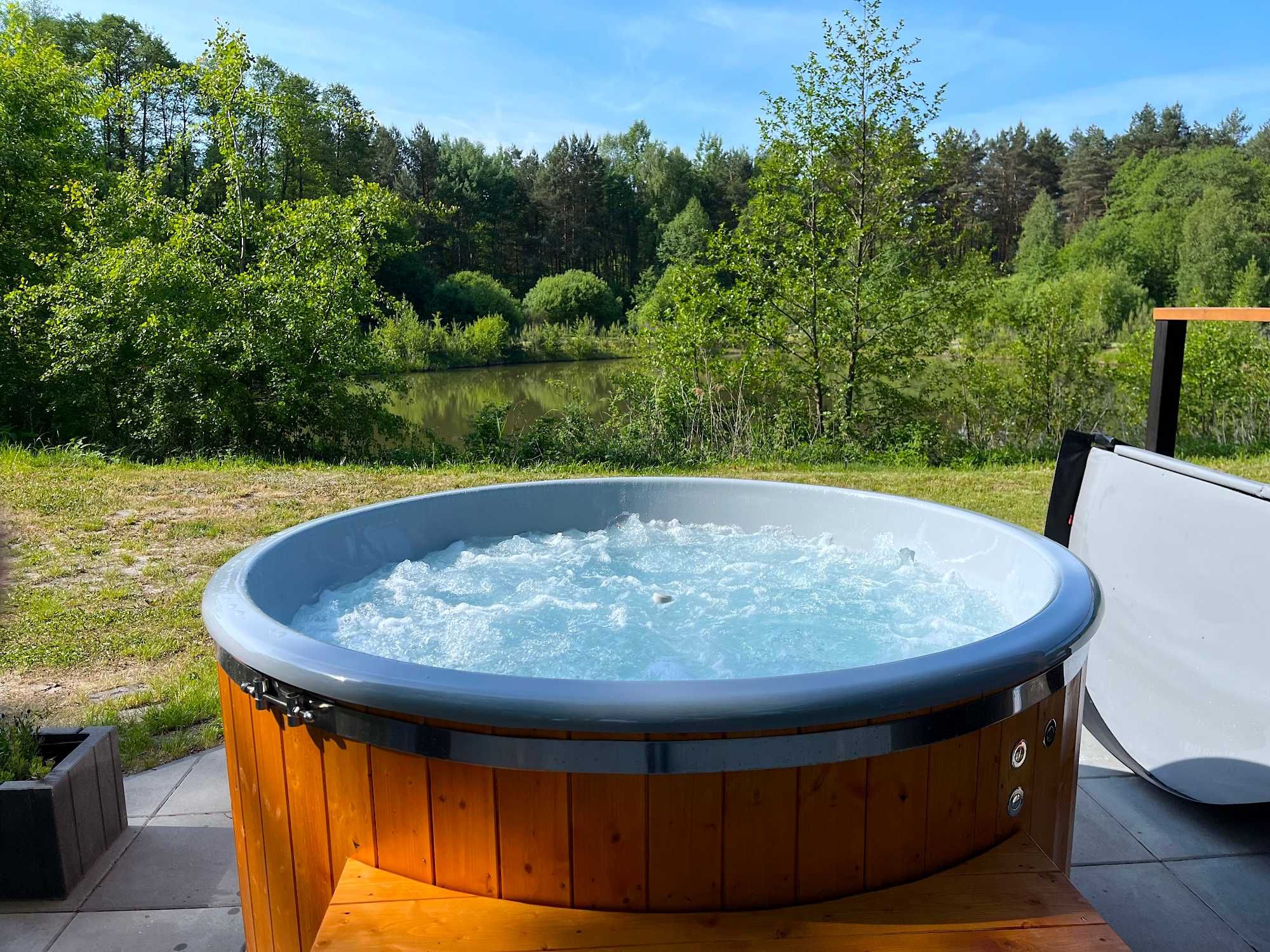 2 os Domek nad Stawem z balią jacuzzi jeden na terenie na odludziu las