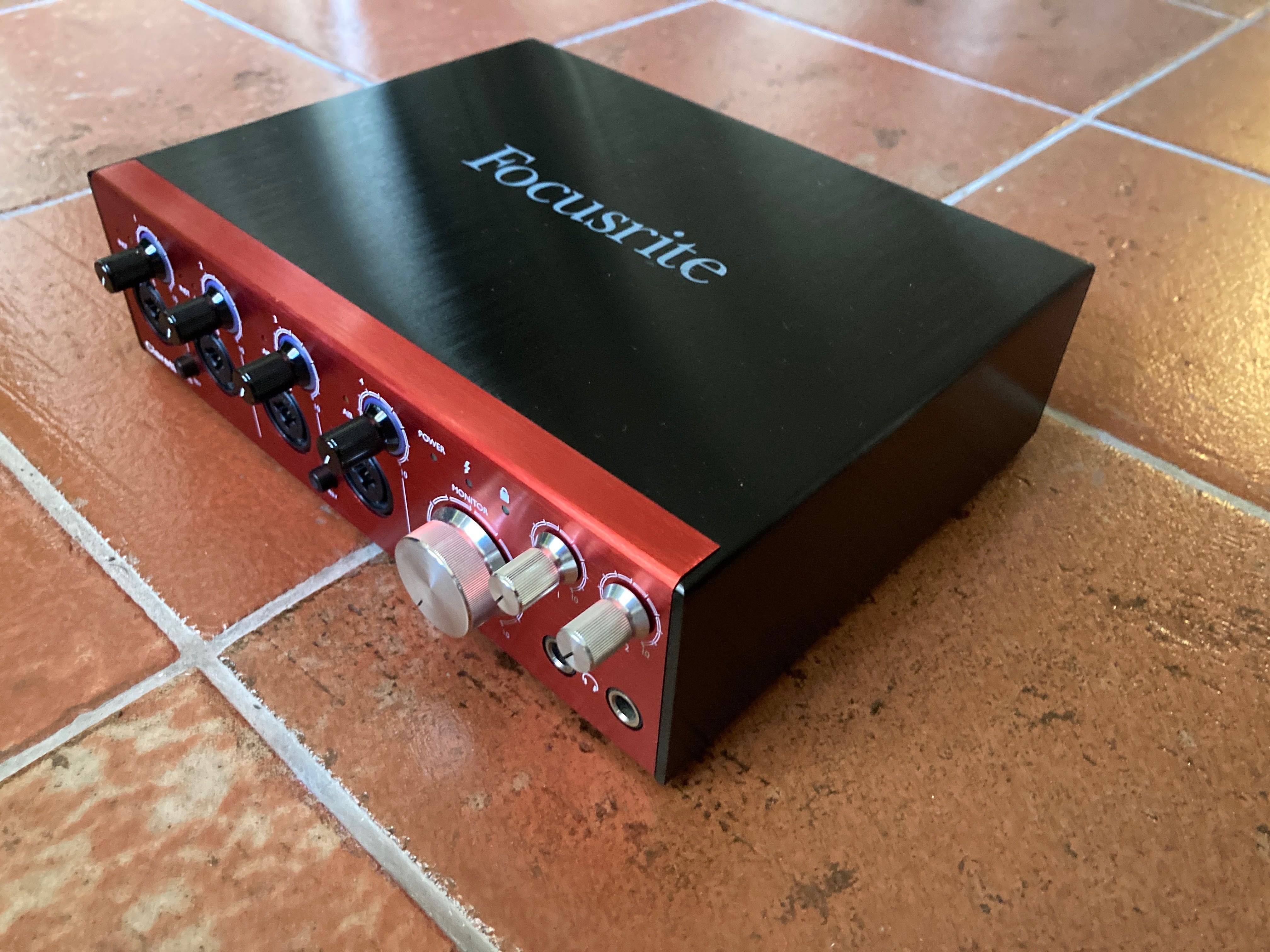 Focusrite Clarett 4 Pre + Cabo Thunderbolt