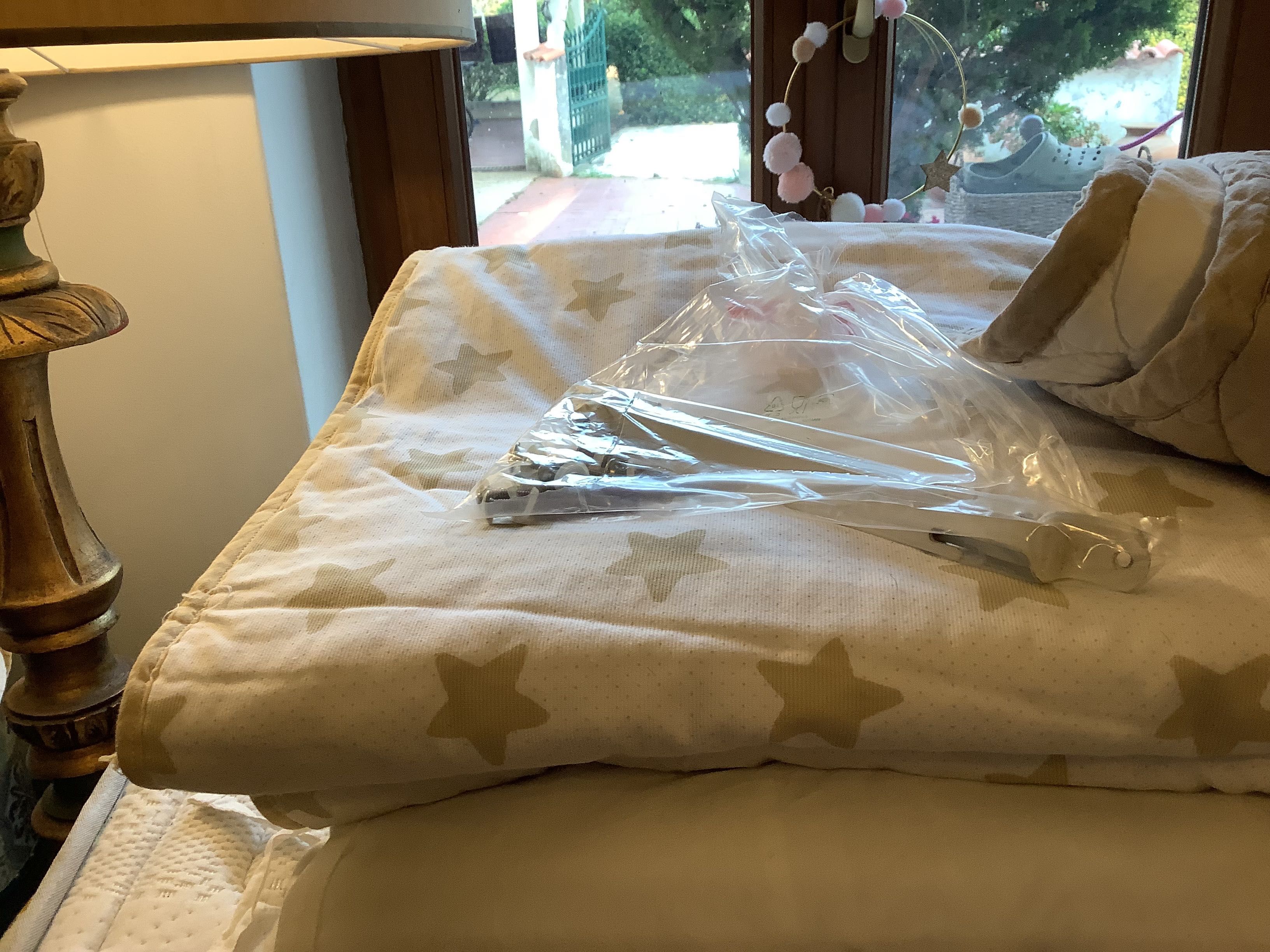 Camas de grades 1,20x60, com colchão e roupa em excelente estado 100€