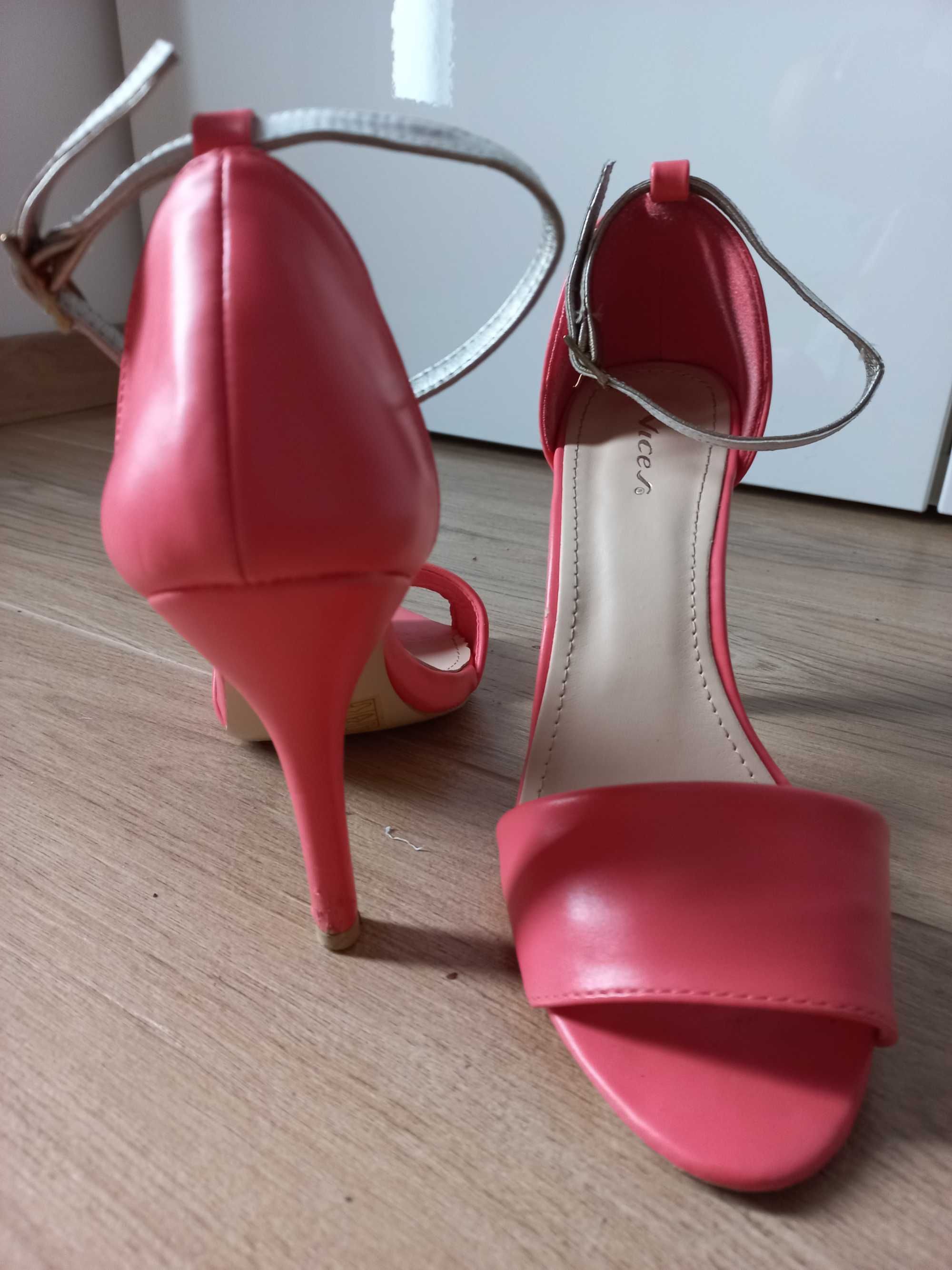 Malinowe buty z odkrytymi palcami, Vices r. 39