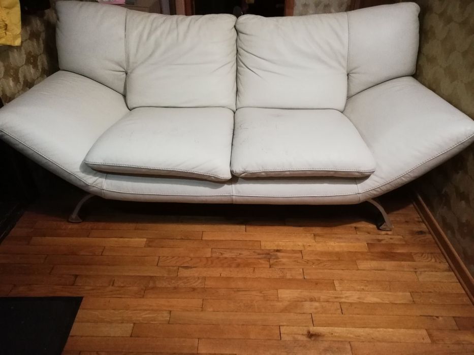 Кожаный диван.продам.