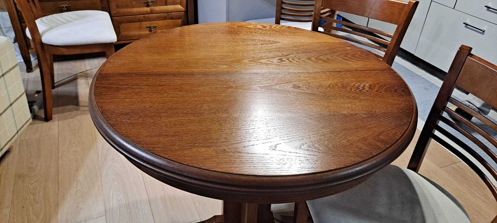 Drewniany, rozkładany okrągły stół i 6 krzeseł