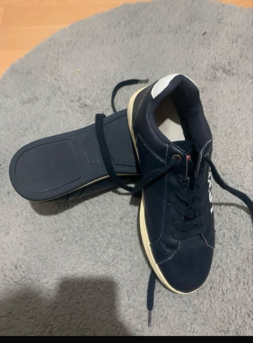 Tenis da levi’s.