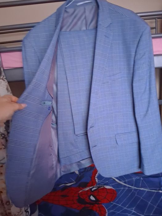 Niebieski meski garnitur w kratkę