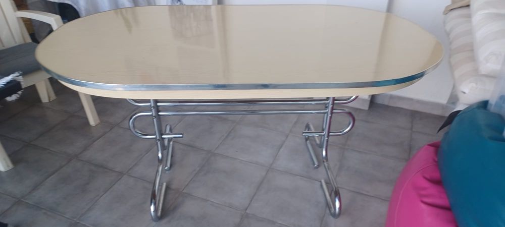 Mesa oval em bom estado