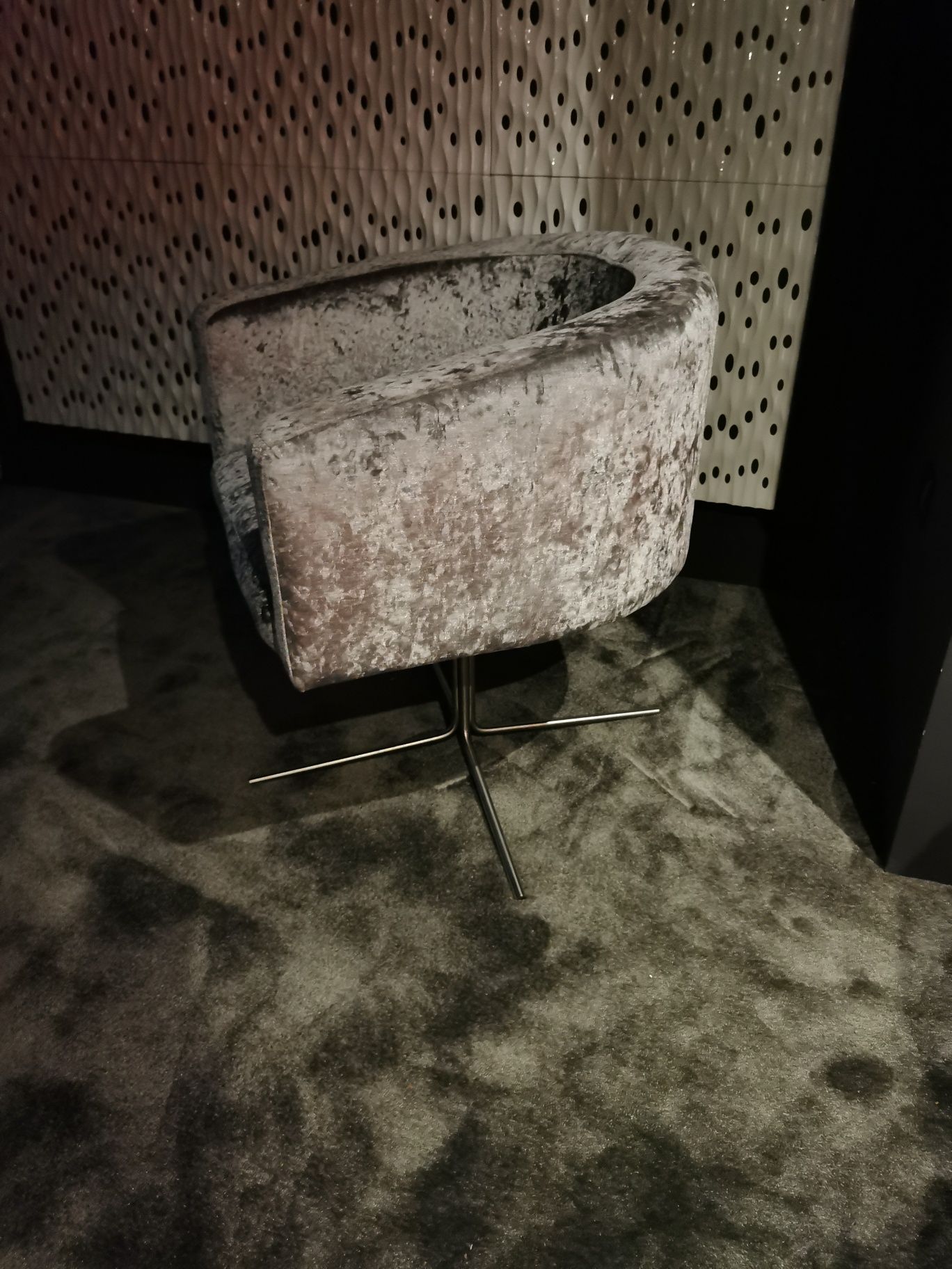 Cadeirão com pés em inox