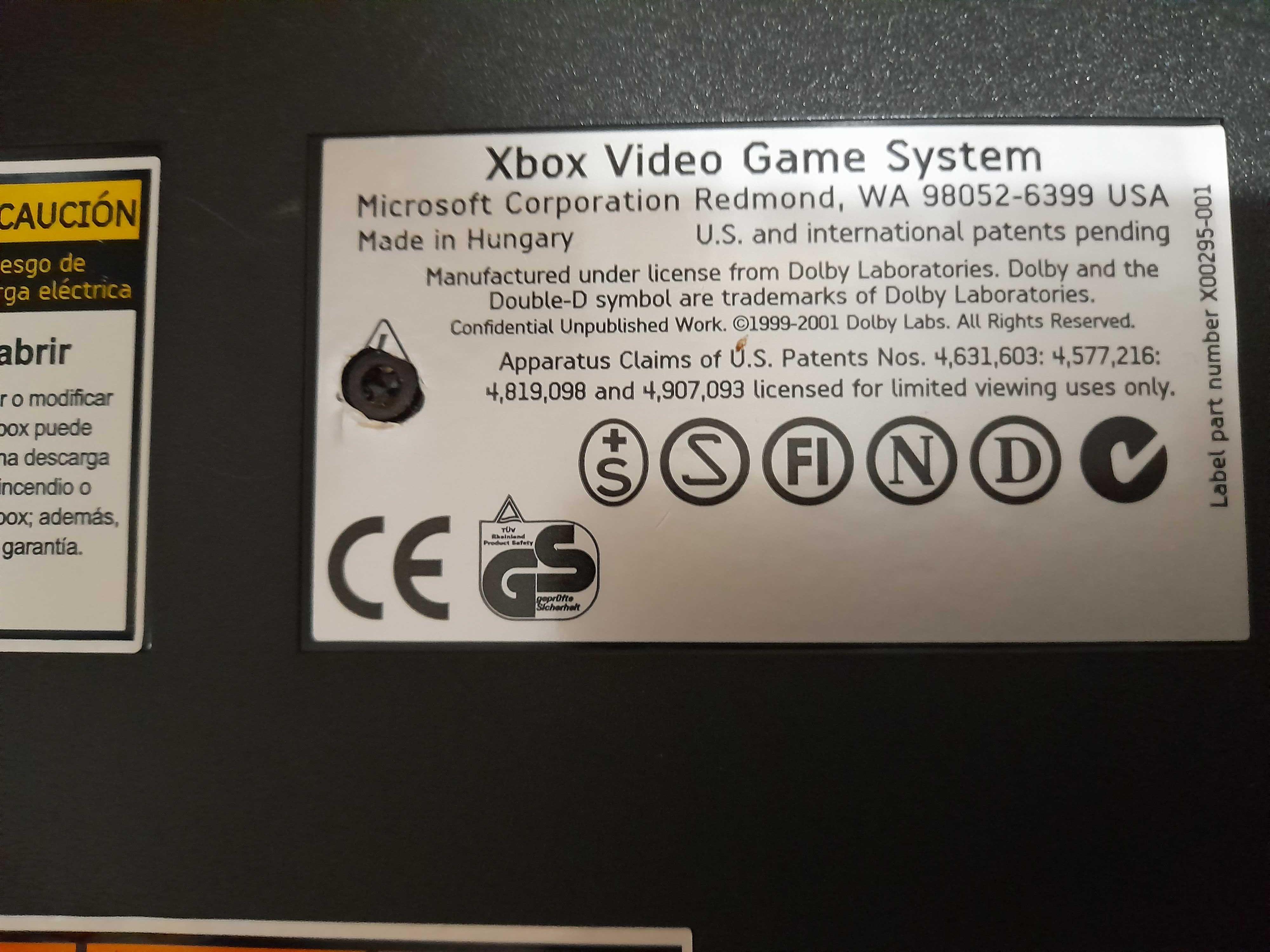 Consola de jogos X-BOX antiga desbloqueada usada com cabos e comando.