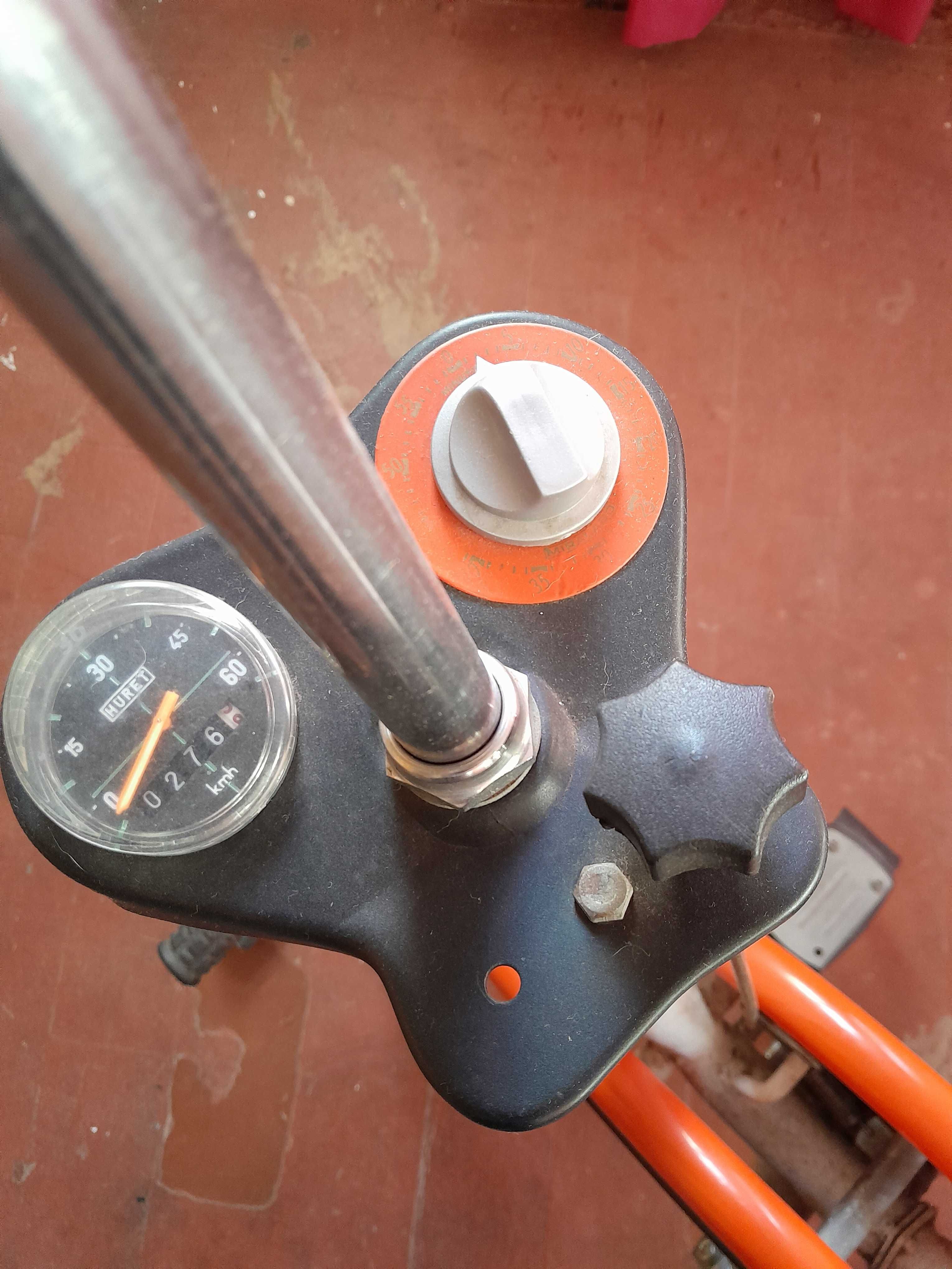 Bicicleta fixa para pernas e alongamento de coluna