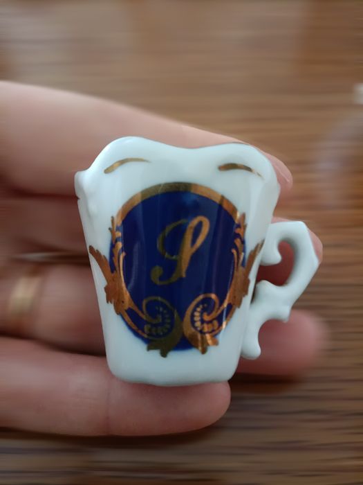 Miniaturas de coleção em porcelana muito bonitas.