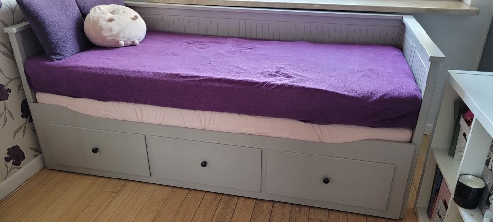 Ikea łóżko hemnes szare bez materacy.