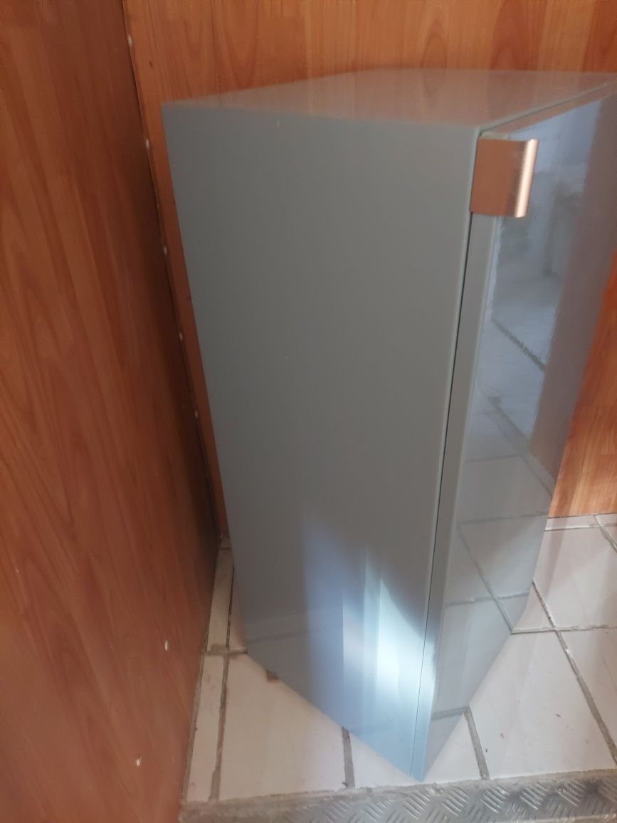 Szafki wiszące lakierowane fronty i boki, jak nowe