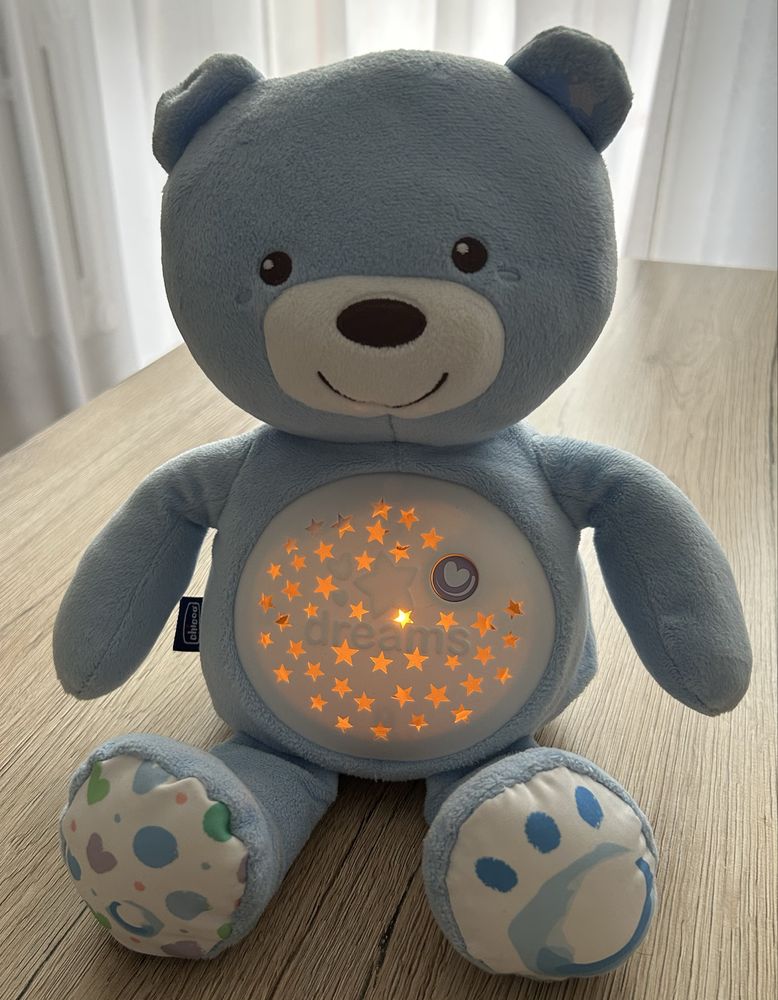 Miś z projektorem 3 w 1 lampka + kołysanki firmy Chicco