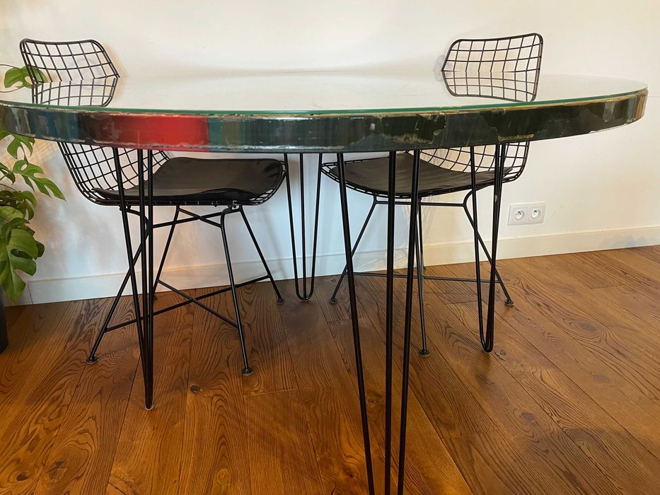 Okrągły stół z krzesłami