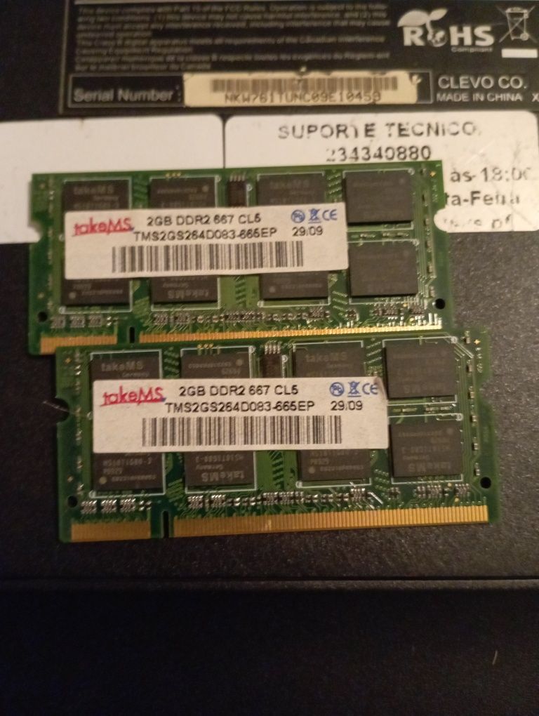 Vários computadores portáteis