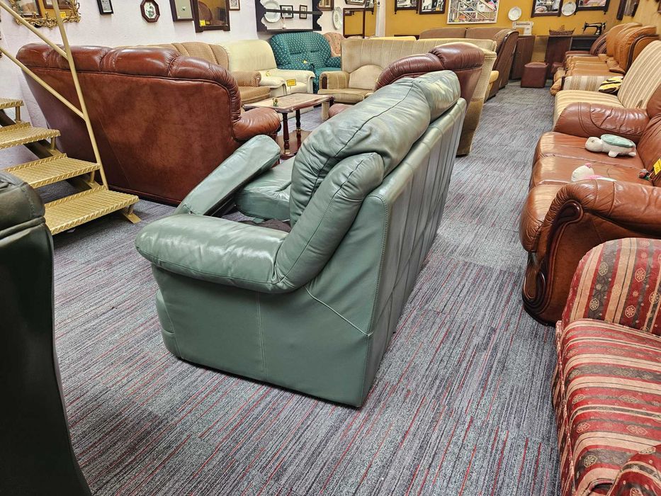 Sofá cama, em pele de cor verde - óptimo estado geral