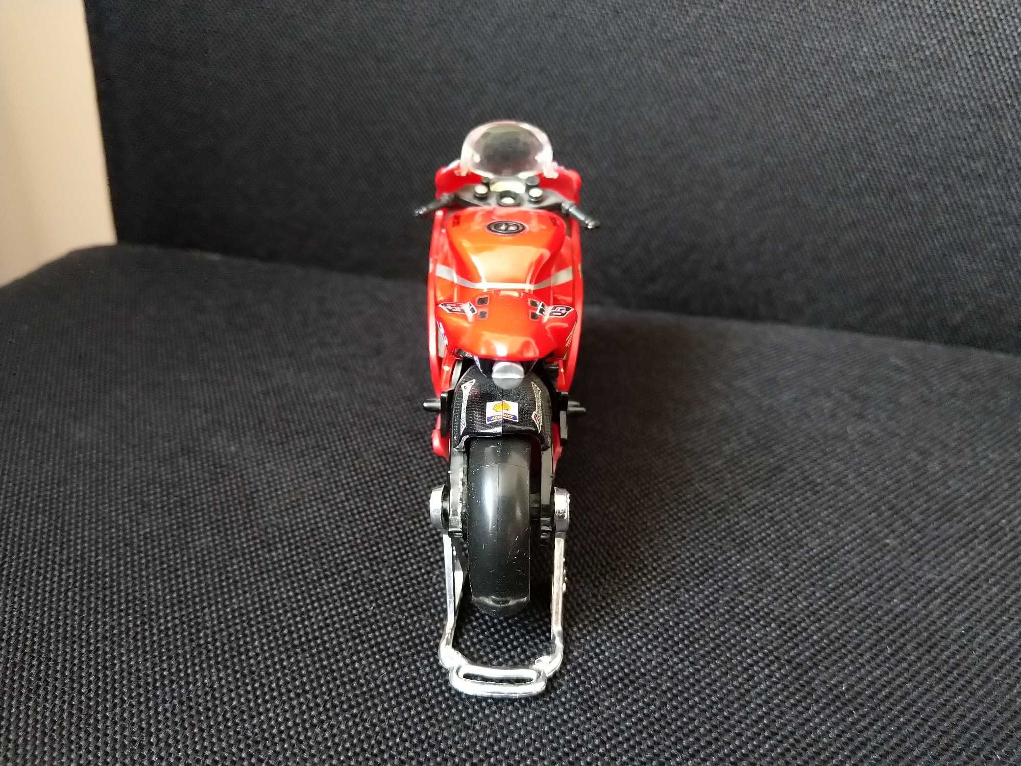 Model motocykla MotoGP Ducati Lorisa Capirossiego #65 '07 skala (1:24)