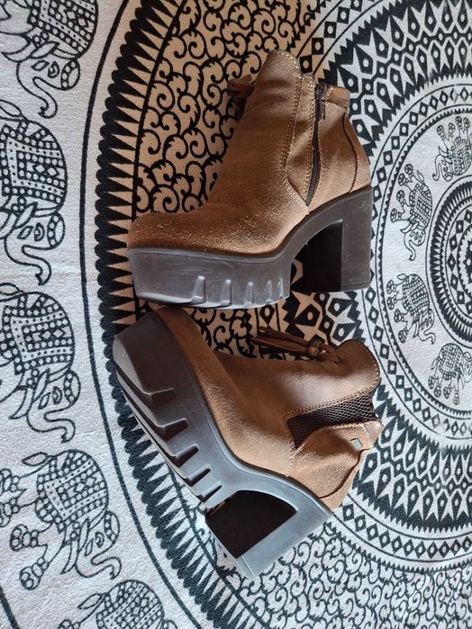 Botas castanhas de tacão alto